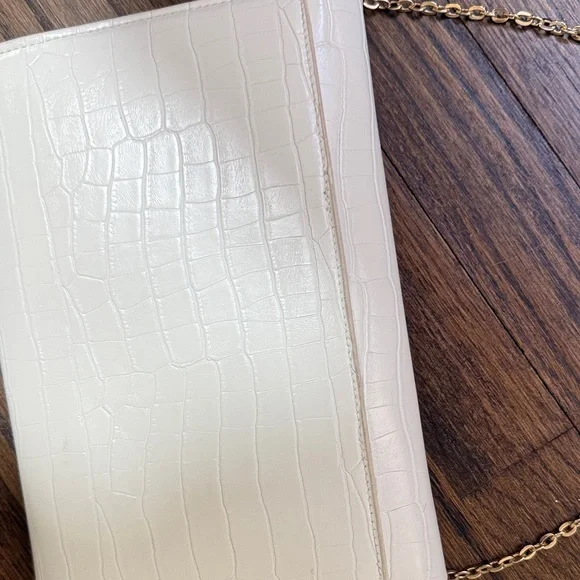White Croc-Embossed Chain Strap Crossbody Bag - Picture 10 of 10